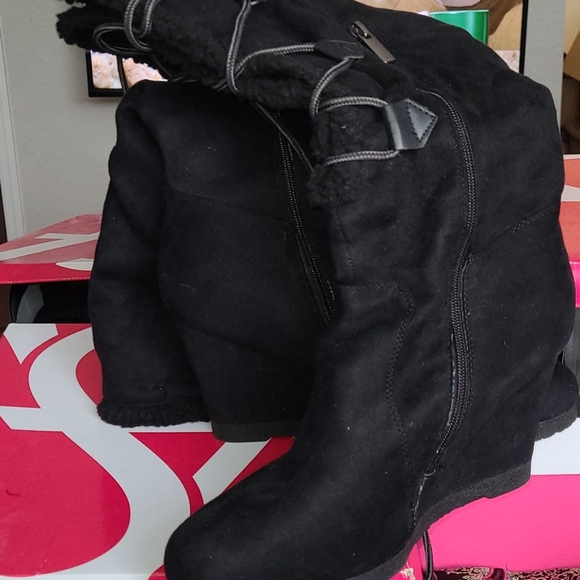 Boots - Picture 3 of 3